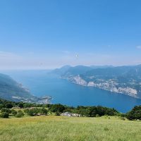 Blick auf den Gardasee - kurz von der Wandertafel des Sentiero del Ventrar