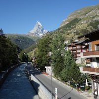 der Blick von der Kirchbrücke auf das Matterhorn