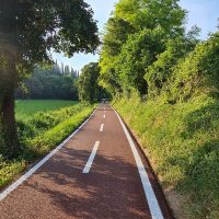 braune Tartanbahn als Rad- und Fußweg