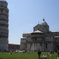 Links der Schiefe Turm und rechts Dom zu Pisa oder auch der Dom Santa Maria Assunta genannt von der Rückseite