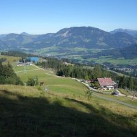 20/38 - Blick zurück zum Berggasthof Wildalpgatterl, Bergstation Streuböden, Speicherteich Streuböden, Fieberbrunn und die Bergwelt