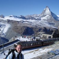 1/10 - Blick auf die Gornergratbergstation, dahinter links Unterer Theodulgletscher und rechts das Matterhorn (4478m)