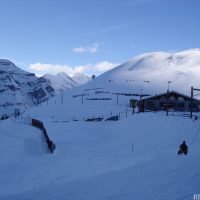 Am Abfahrtsbahnhof Kleine Scheidegg zum Jungfraujoch gegenüber der Gleise