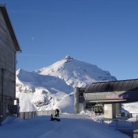 3/12 - Sessellift Riggli Bergstation dahinter Schilthorn mit Piz Gloria